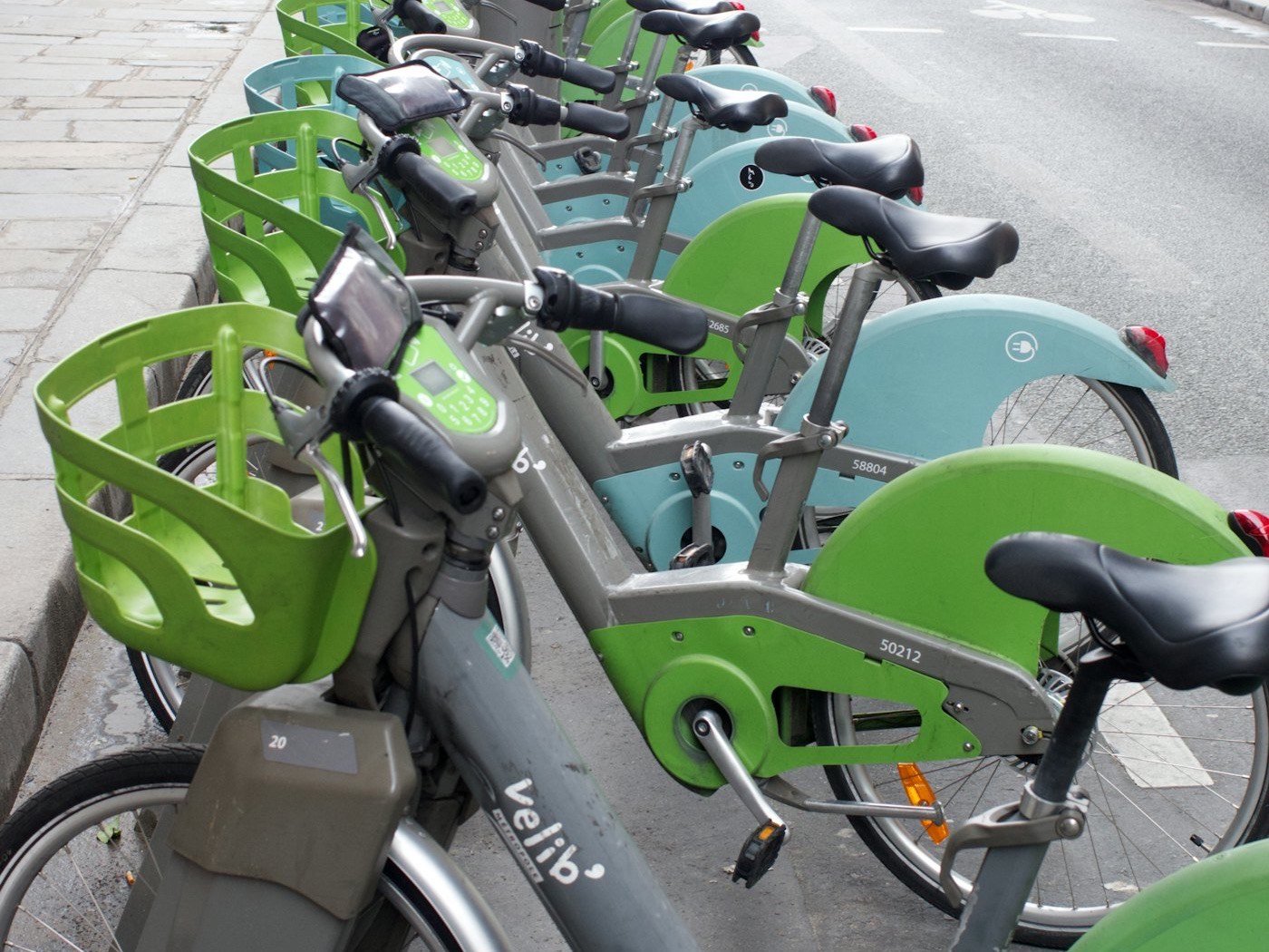 Vélos Vélib’ Métropole alignés en station à Paris, projet data de répartition des vélos