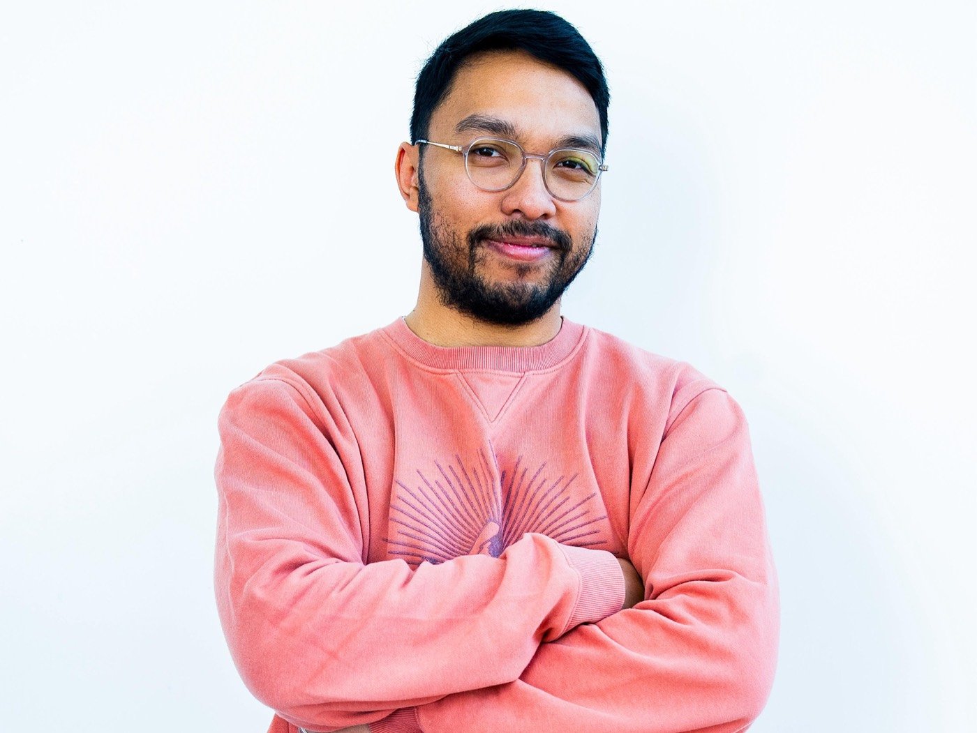 Tolotra Ramanantoanina, Product Owner freelance chez Okire Services, bras croisés et souriant